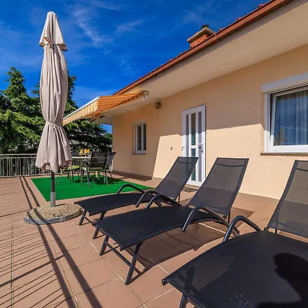 Daire Charmantes Nur 260 Meter Zum Mit Traumhafter Terrasse Und Meerblick Dramalj