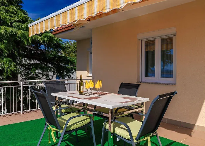 Charmantes Nur 260 Meter Zum Mit Traumhafter Terrasse Und Meerblick Apartment Dramalj